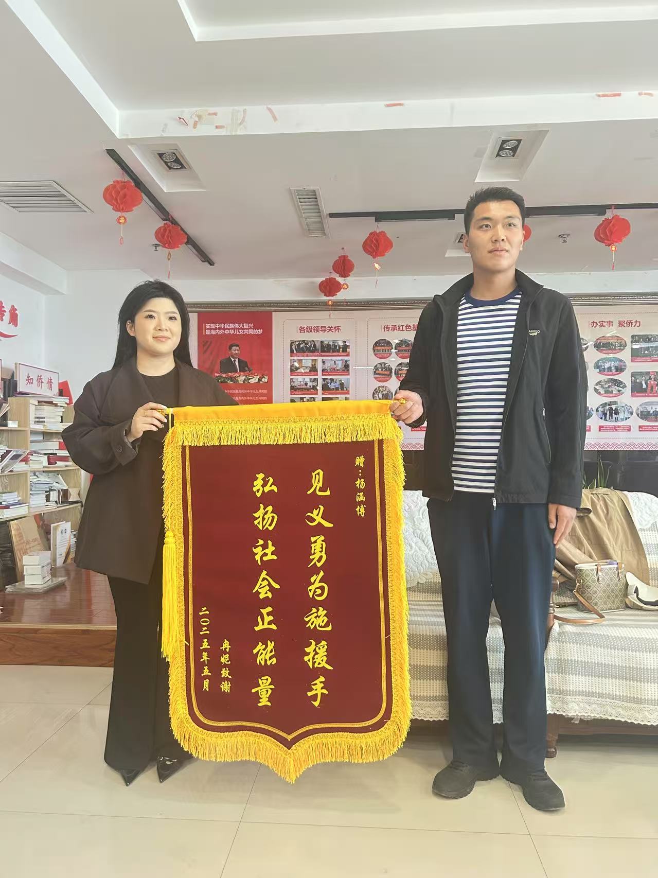 杨涵博：深夜勇救落水事故车