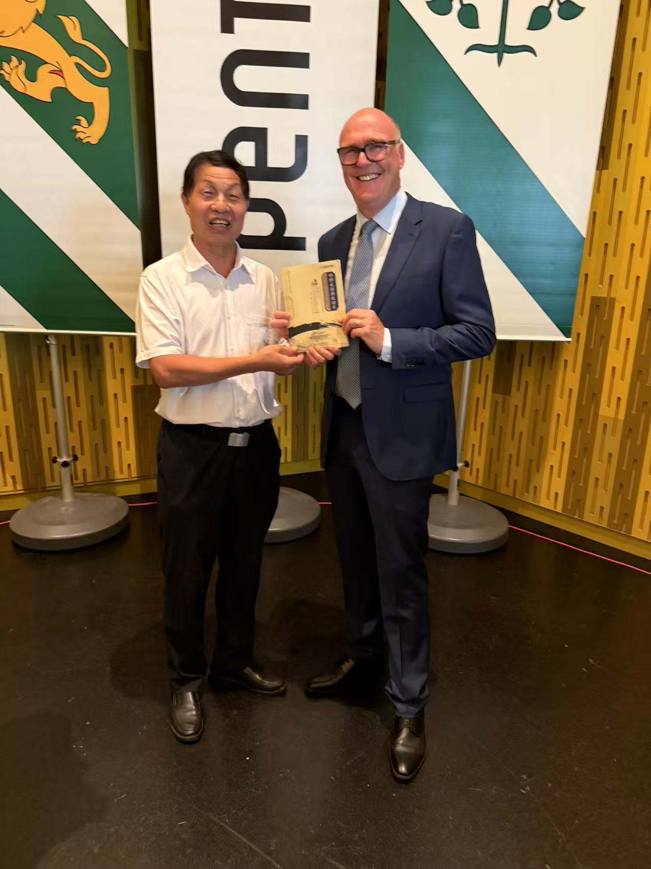 助推邯郸国际文化交流和传播 翻译协会侨胞之家向瑞士国家领导人赠送邯郸成语书