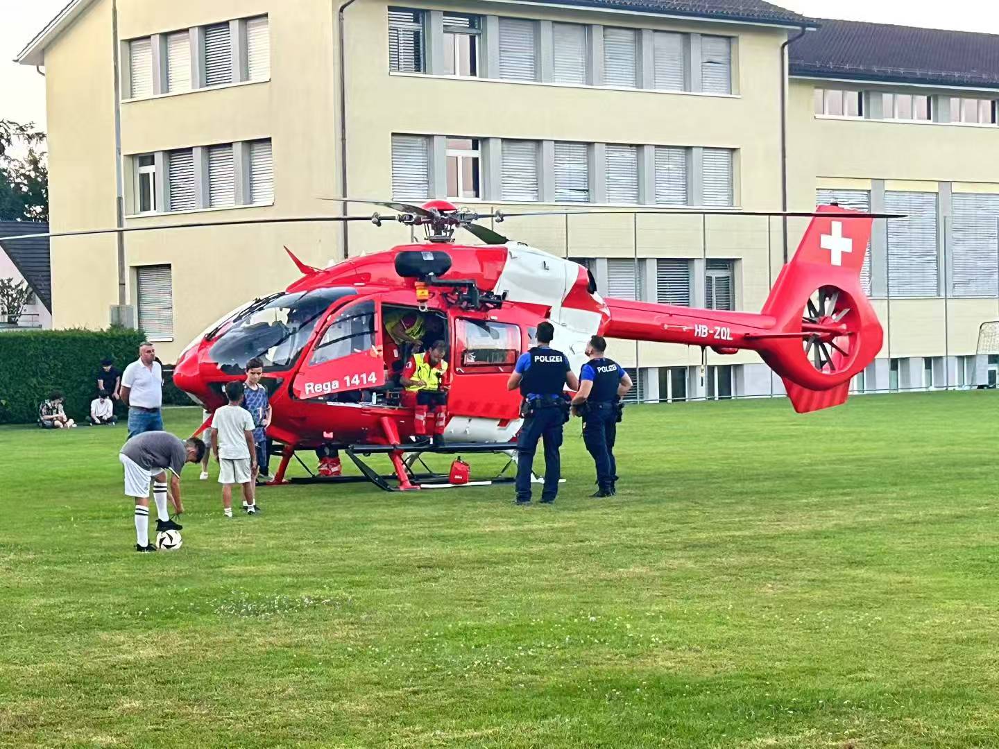 目睹直升飞机“空中救援” 目睹直升飞机“空中救援”